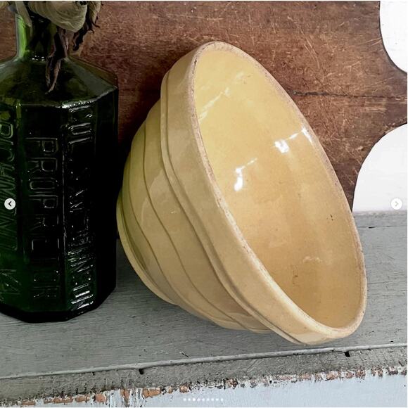 Antique 1930s Yellowware Mixing Bowl Collared Rim Wavy Ridged Bands Beehive - Picture 3 of 9